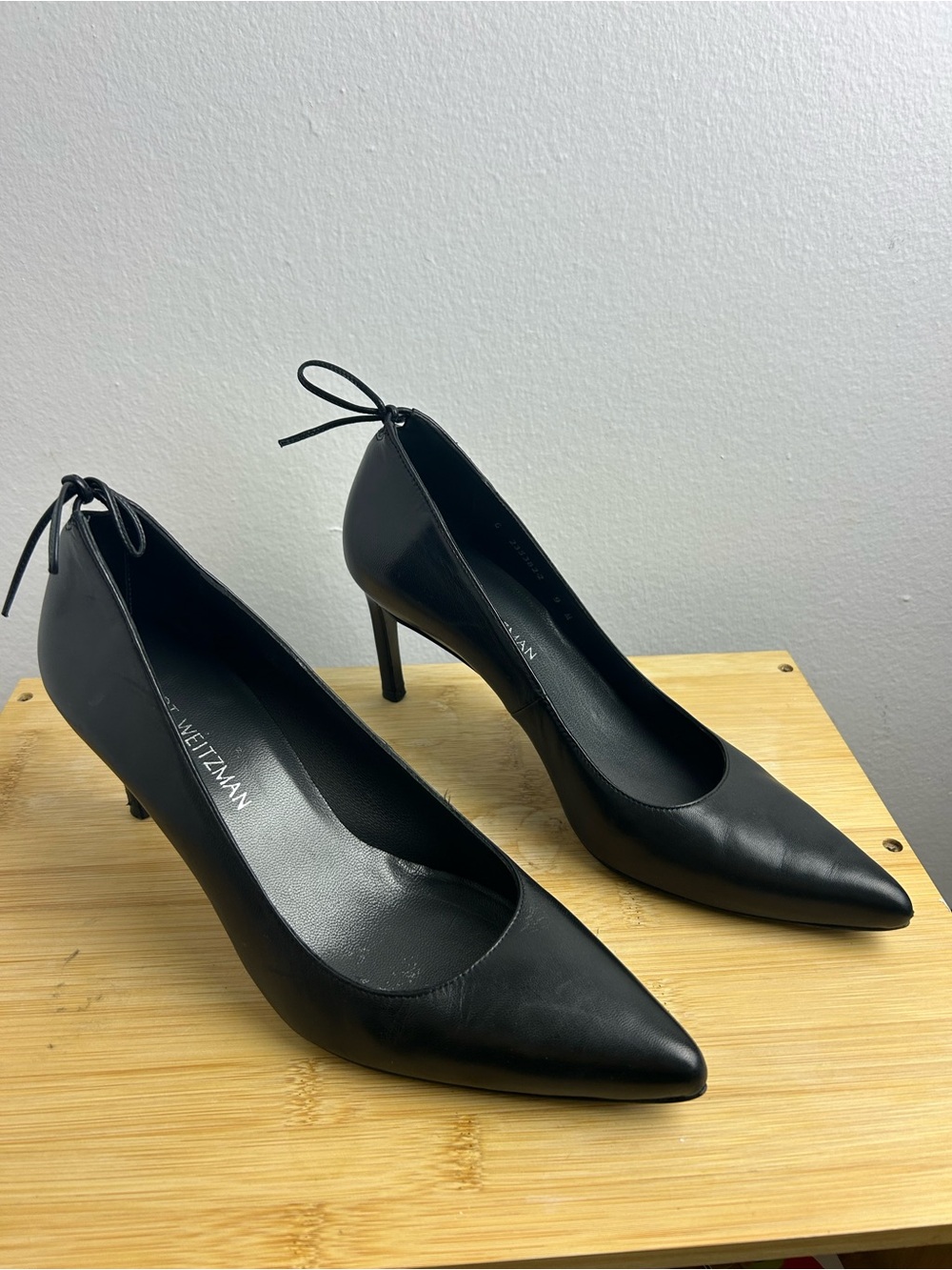 Stuart Weitzman Peekamid Bow Pump Black Heel Sz 9M quiet luxury